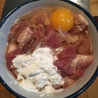 诱人的小酥肉蒸碗做法图解4)
