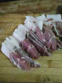 美味的扁豆香菇腊肉做法图解7)
