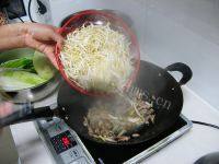 家常菜肉炒豆芽做法图解4)