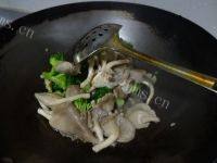 家常菜西兰花炒蘑菇做法图解7)