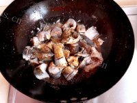 五味俱全的梭鱼炖豆腐做法图解3)