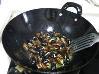 「家有大厨」蒜薹炒茧蛹做法图解4)