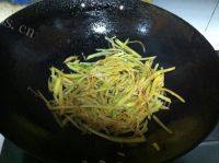 「念念不忘」土豆丝卷饼做法图解5)