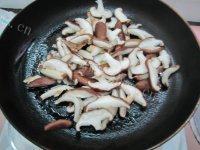 家常菜蒜苗炒香菇做法图解5)