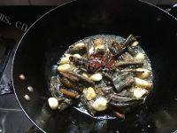 美味蒜香鳝鱼煲做法图解8)