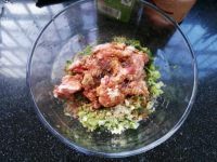 美味的鲜肉锅贴做法图解3)
