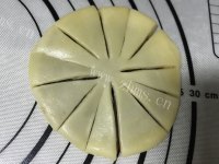 营养丰富的豆沙菊花酥做法图解11)