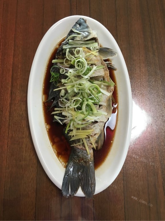 鲜美可口的清蒸鲤鱼