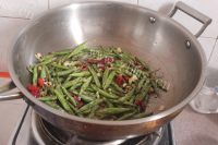 质嫩爽口的干煸四季豆做法图解6)