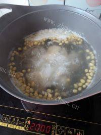 美味的黄豆猪蹄汤做法图解8)