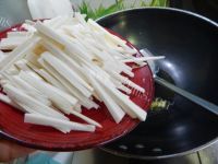 家常菜青椒炒茭白做法图解5)