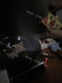 美味的西红柿瘦肉汤做法图解4)