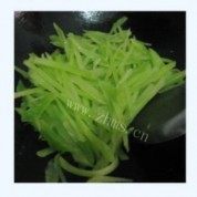 美味的枸杞莴笋做法图解3)