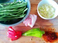 家常菜肉末炒豇豆做法图解1)