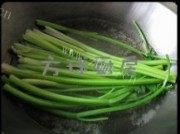 芹菜拌花生做法图解2)
