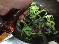 家常菜芹菜炒腊肠做法图解5)