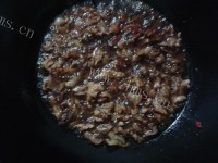 家常菜蒜薹炒肉做法图解6)