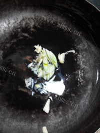 鲜美的白菜炒炸虾仁做法图解9)