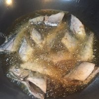 美味可口的五香秋刀鱼做法图解3)