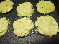 西葫芦锅塌饼快手做法图解9)