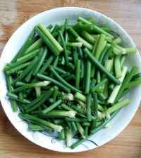 色香味俱全的蒜薹炒腊肉做法图解1)