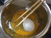 色泽鲜亮的芒果千层蛋糕做法图解3)