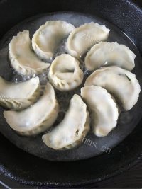 好吃的韭菜虾皮鸡蛋煎饺做法图解9)