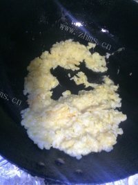 香喷喷的菠萝五彩炒饭做法图解6)