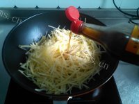 香飘十里的醋溜土豆丝做法图解6)