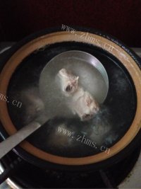 可口的葱香排骨粥做法图解2)