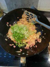 家庭版辣白菜炒饭做法图解5)