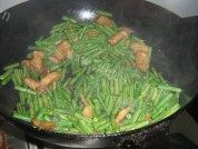 美味的长豆角炒肉做法图解6)