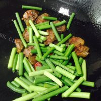 美味的糖醋香肠蒜苗做法图解7)