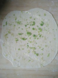 自制葱油饼做法图解3)