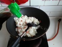 美味的牛油果培根炒饭做法图解7)