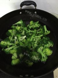 香气浓郁的西兰花炒木耳做法图解1)
