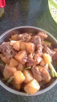 美味的土豆焖排骨