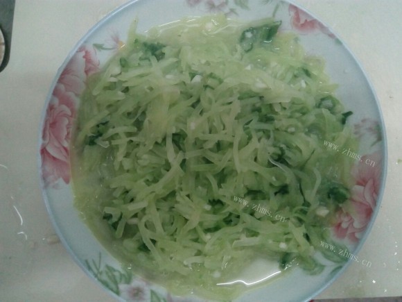 脆嫩可口的蒜蓉莴笋丝