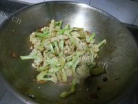 家常菜炒花菜做法图解6)
