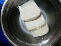 美味的鱼头豆腐煲做法图解2)
