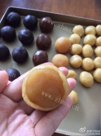 自制广式蛋黄莲蓉月饼做法图解4)