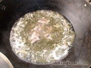 热腾腾的莼菜肉丝汤