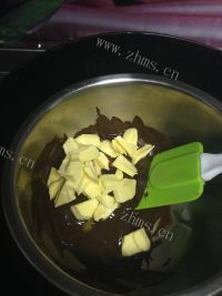 色味俱佳的熔岩蛋糕做法图解4)