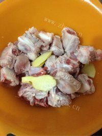 浓香海带焖排骨做法图解4)