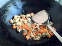 醇香美味的胡萝卜玉米粒炒鸡肉的做法图解四