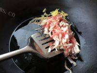 开胃的酸菜肉丝面做法图解4)