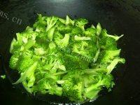 诱人的西兰花炒肉片做法图解3)