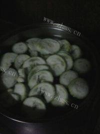 色味俱全的丝瓜肉丸汤做法图解1)
