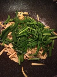 家常菜干豆腐炒韭菜做法图解6)