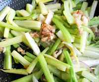 清香的肉炒芹菜条做法图解5)